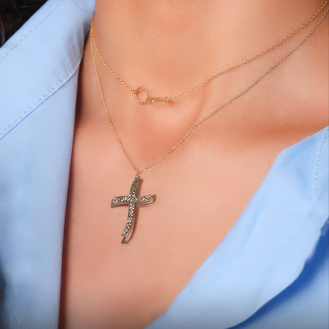Collana Dana Corpus Lux Oro Giallo 9 Kt Croce Curva Stilizzata Finitura Lucida e Diamantata