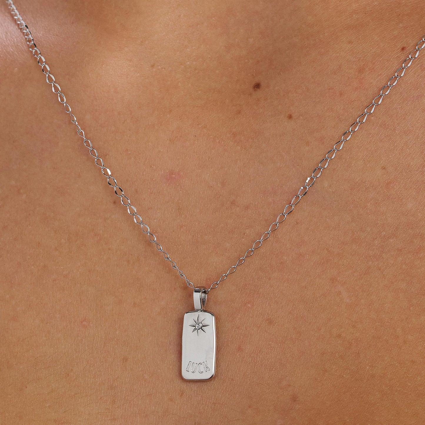 Collana Lunga Brosway Essential Acciaio Maglia Cheval Pendente Piastrina "Luck" e Cristallo