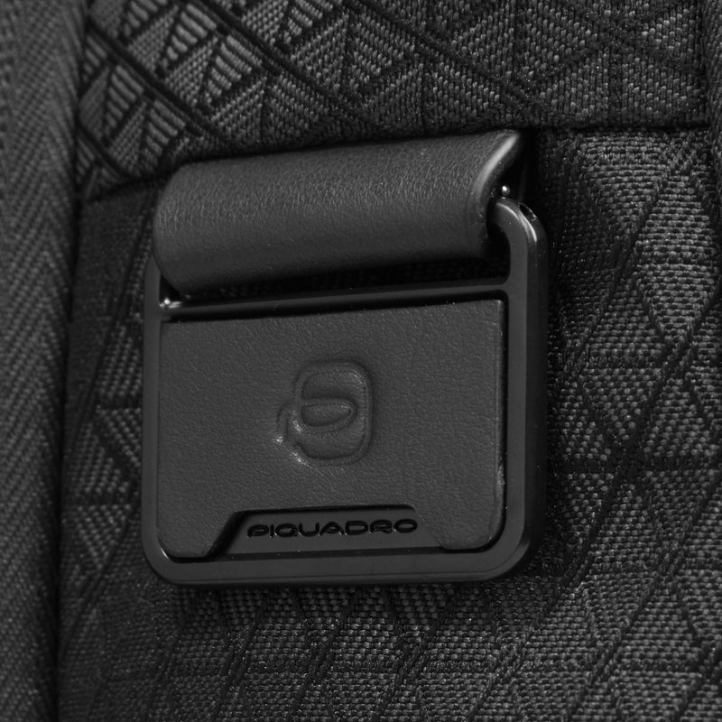 Zaini Piquadro Zaino Uomo Porta Pc Ipad Doppio Scomparto Due Tasche Frontali Tessuto Stampato Inserti Pelle Nera