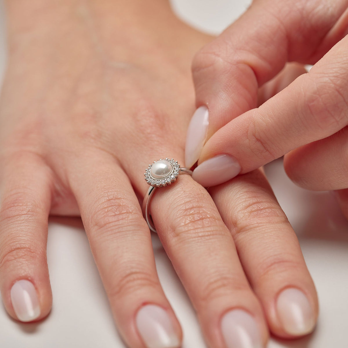 Anello Brosway Fancy Infinite White Argento Perla Mabè Contornata Da Zirconi - Misura 14