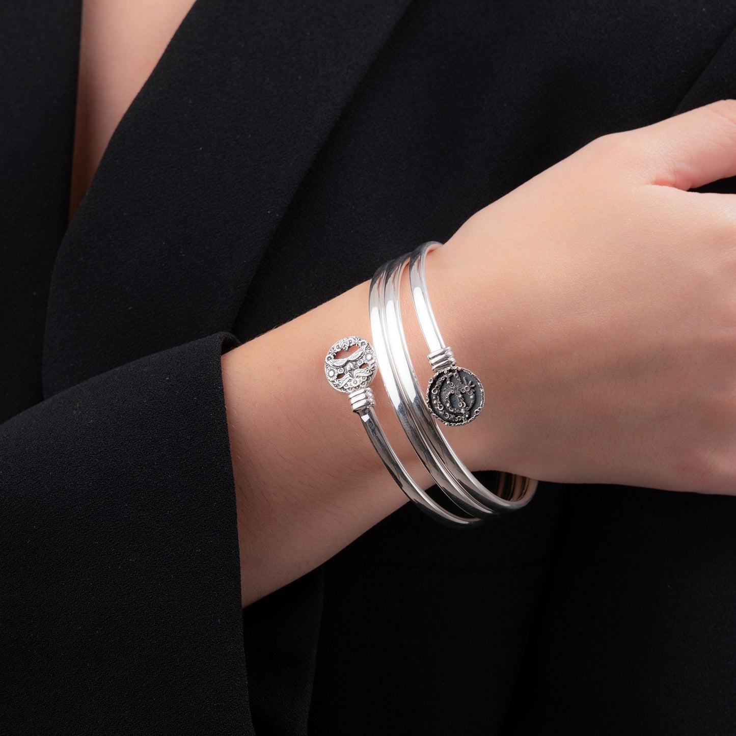 Bracciale Rigido Gerardo Sacco Monete Multigiri in Argento Maschera Arcimboldo