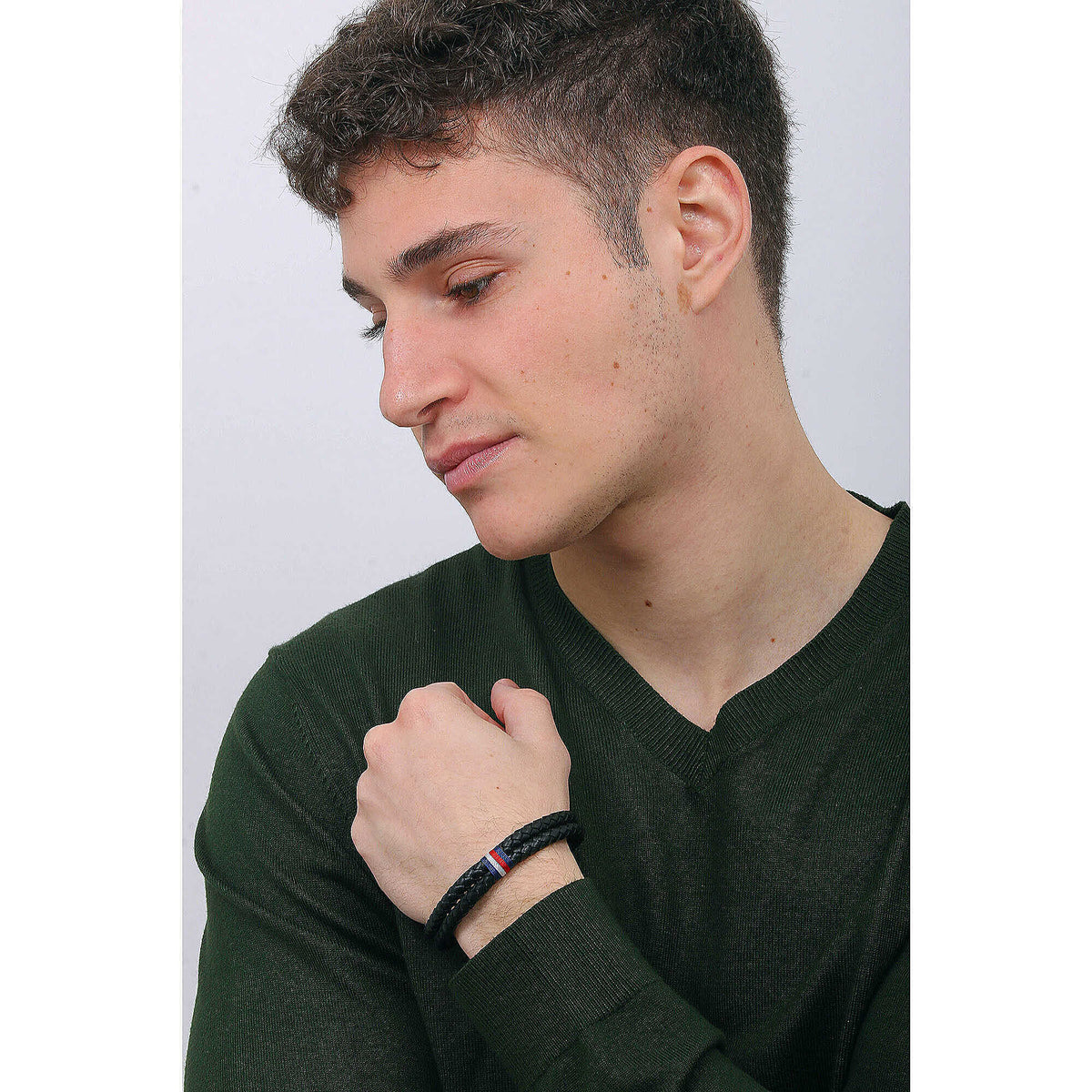 Bracciale a 2 Fili Uomo Tommy Hilfiger Carabinier Tubolare Pelle Intrecciata Nera Inserto Centrale Blu/Bianco/Rosso