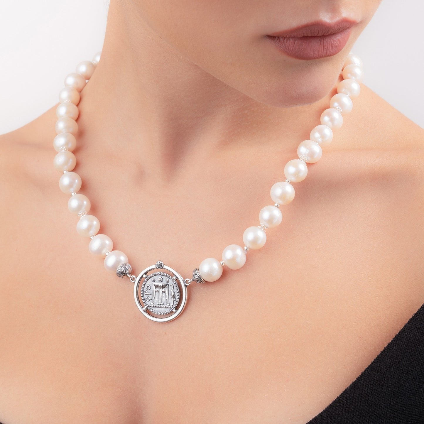 Collana Girocollo Gerardo Sacco Perle Centrale Moneta Argento