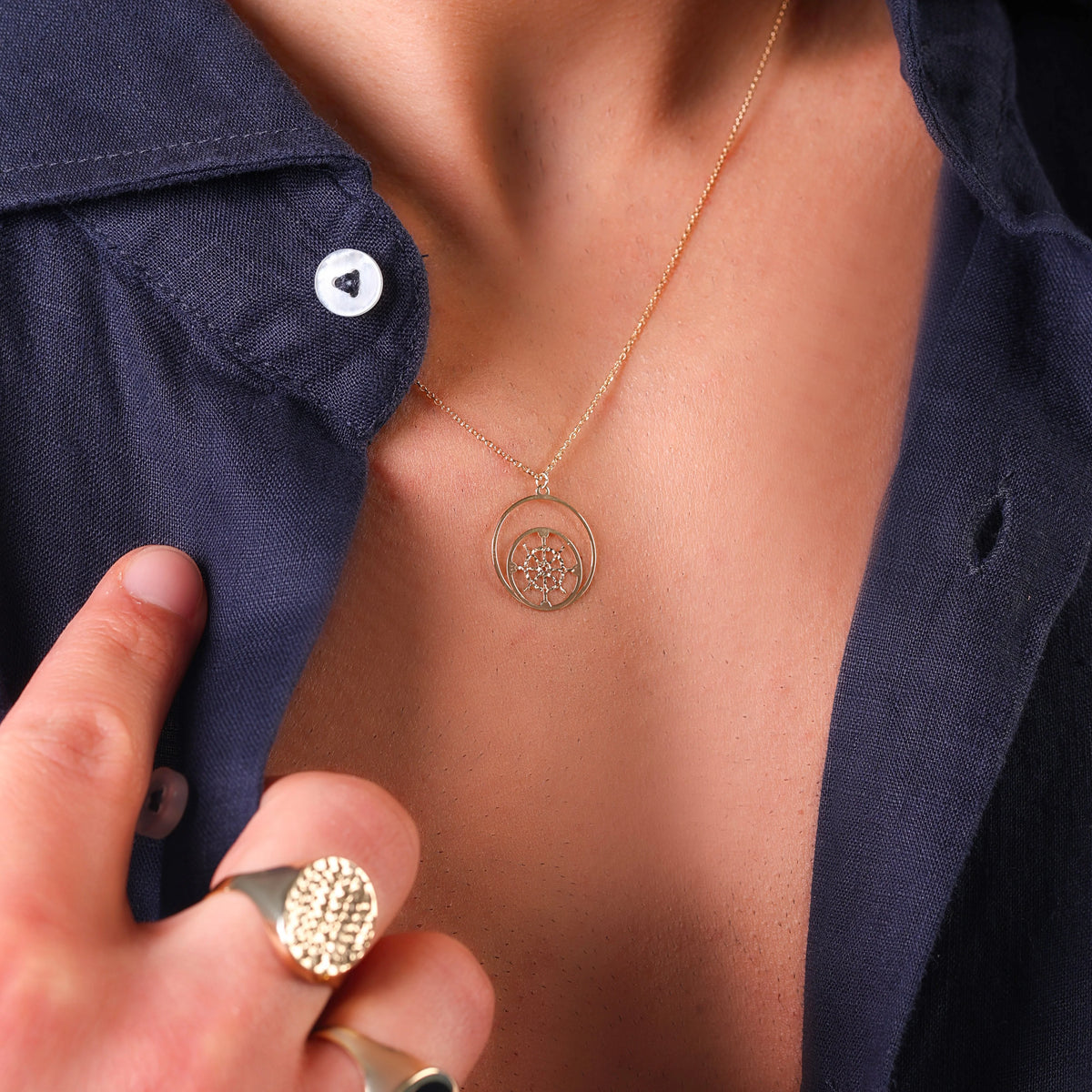 Collana Dana Zephyr Uomo Oro Giallo 9 Kt con Pendente Doppio Cerchio Con Timone Lavorazione Martellata