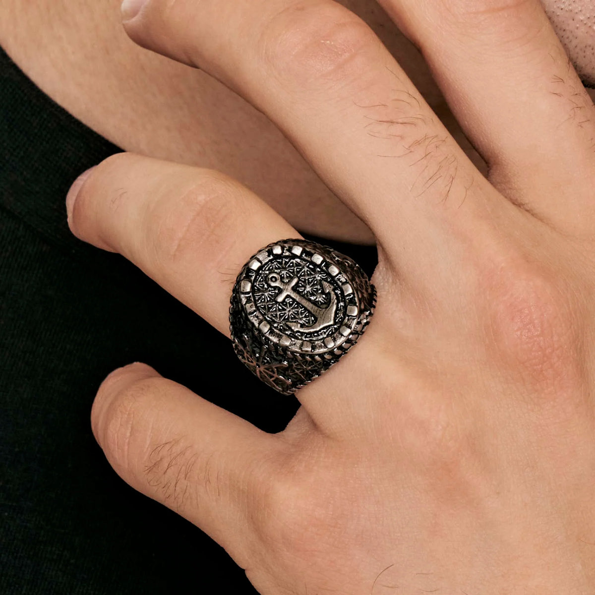 Anello Uomo Luca Barra Scudo Acciaio Brunito Con Ancora - Misura 23