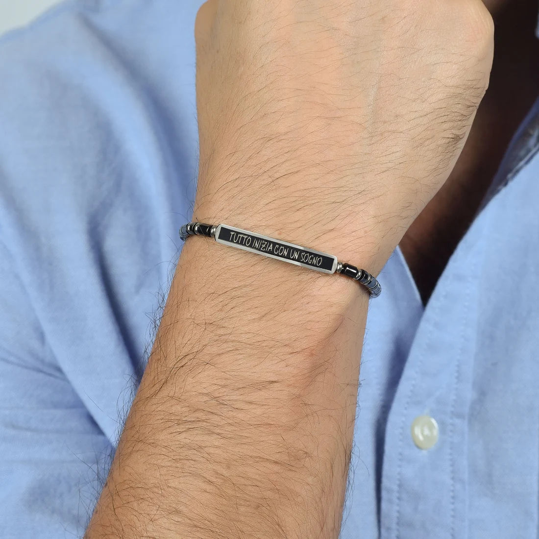 Bracciale Uomo Luca Barra Acciaio Pietre Cilindriche Nere Piastrina Centrale Frase "Tutto Inizia Con Un Sogno"