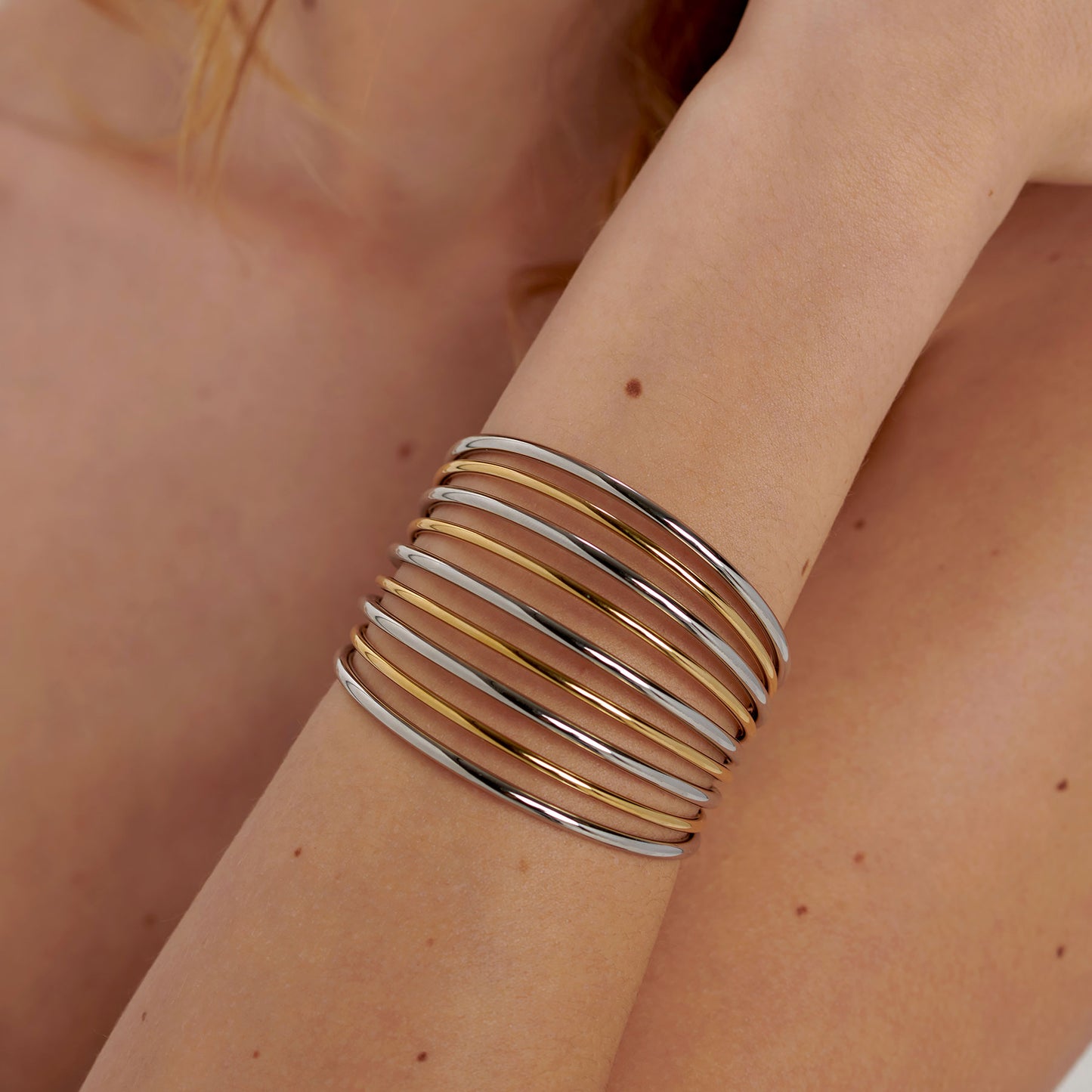 Bracciale Rigido Brosway Aura Largo Aperto Sotto Righe Alternate Acciaio Pvd Oro
