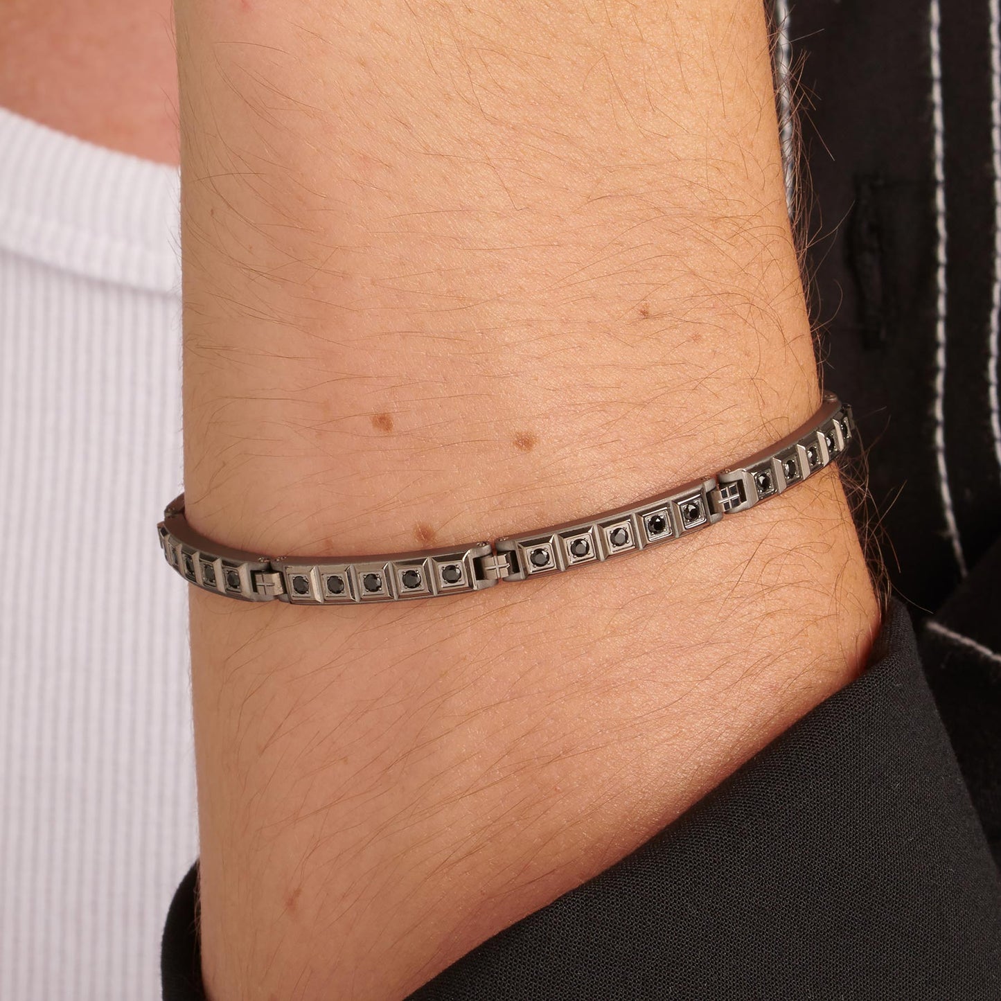 Bracciale Brosway Forge Uomo Pvd Grigio Piastrine Cristalli Neri