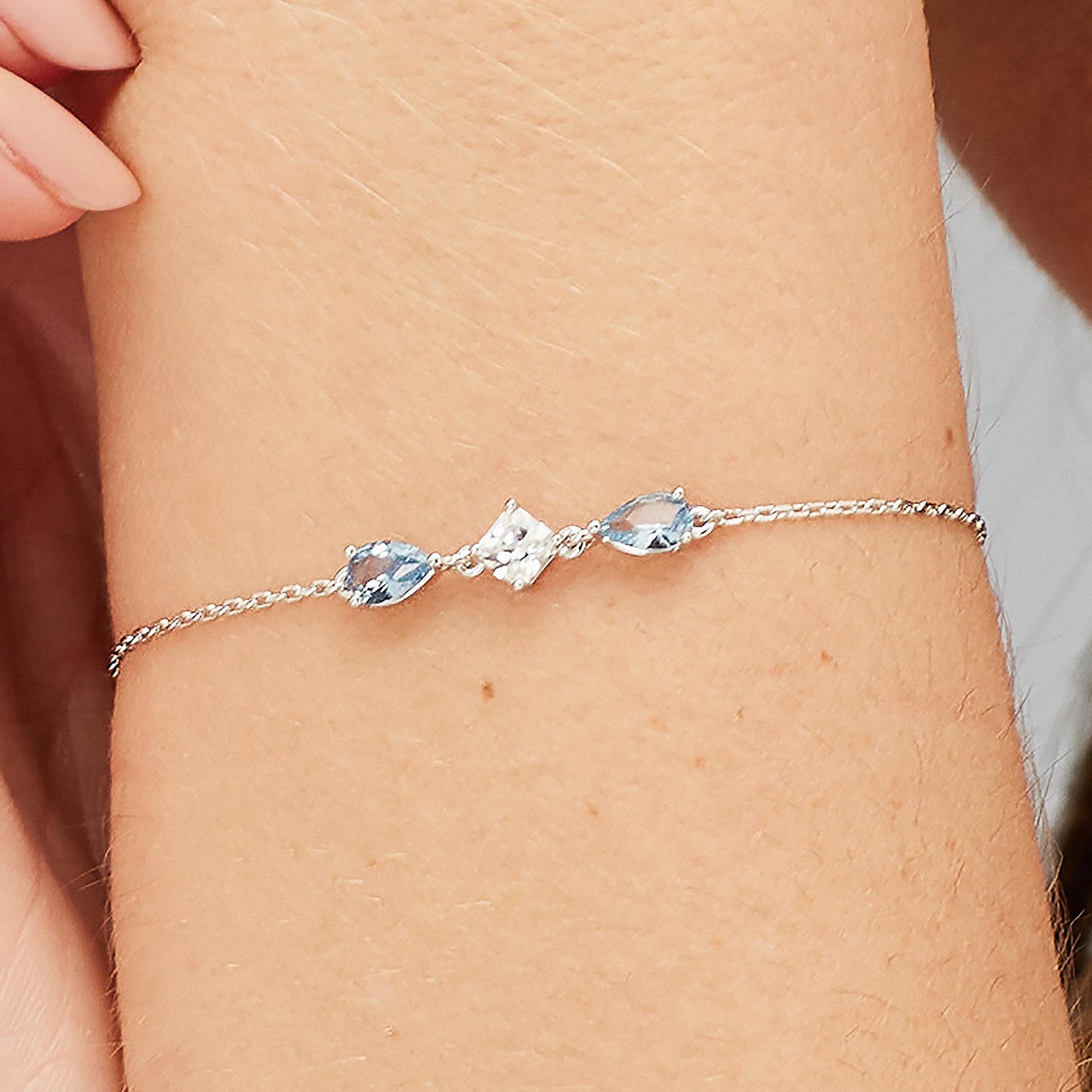 Bracciale Brosway Fancy In Argento Maglia Catena Con Centrale Square Cubic Zirconia 2 Zirconia A Goccia Azzurri Ai Lati