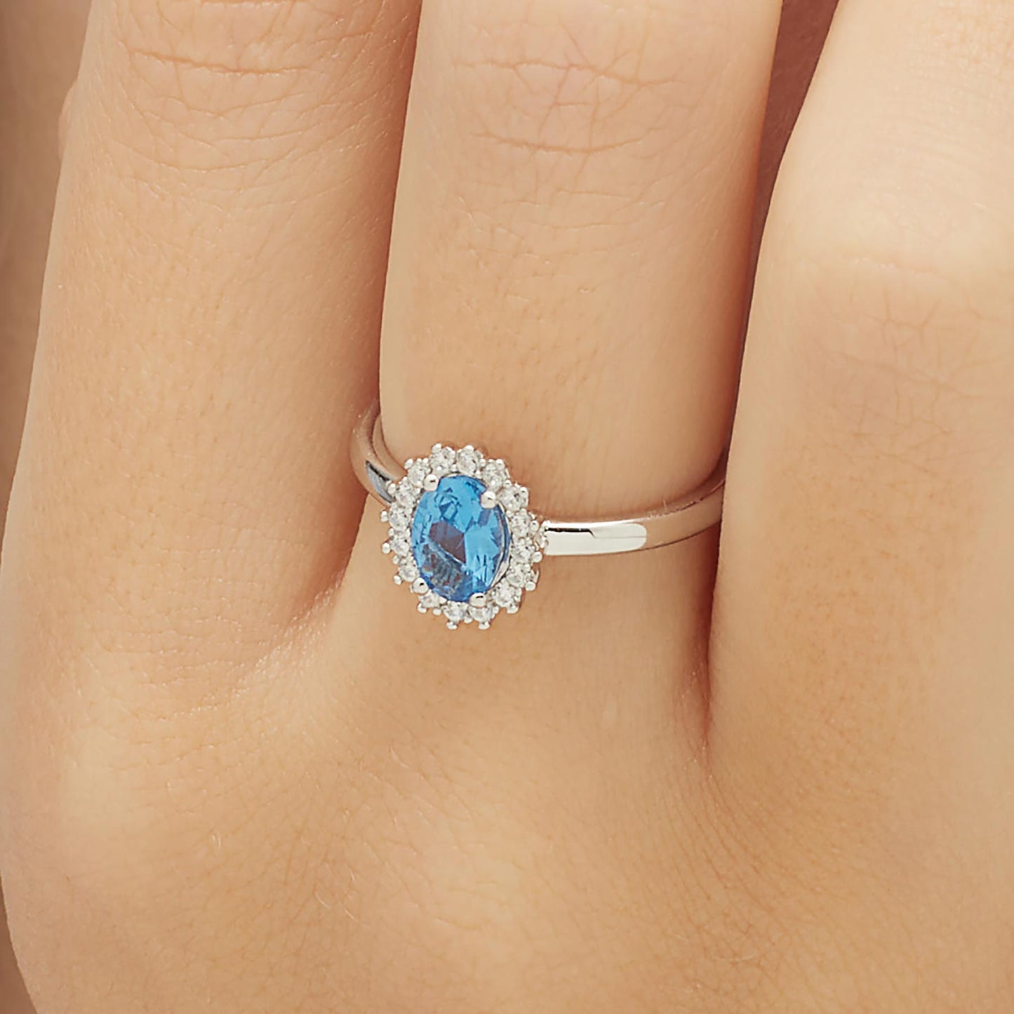 Anello Brosway Fancy Argento Rosetta Cubic Zirconia Ovale Blu Contornato Da Zirconi - Misura 16