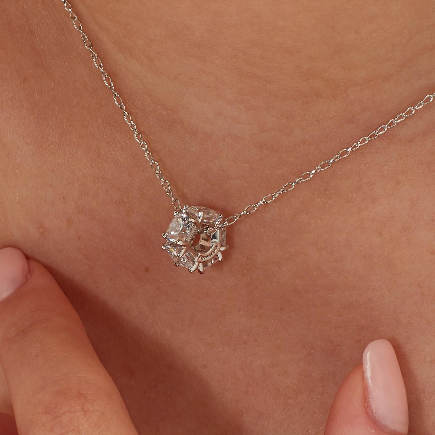 Ciondoli Brosway Infinite White Ciondolo Ad Anello In Argento Con Zirconi