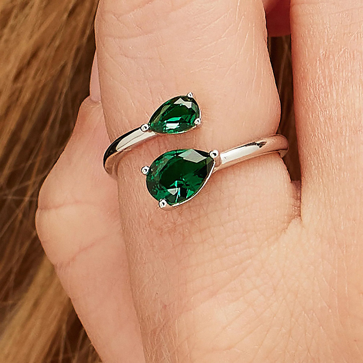 Anello Brosway Fancy Aperto Argento Con 2 Cubic Zirconia A Goccia Verdi Grande/Piccolo - Misura 14