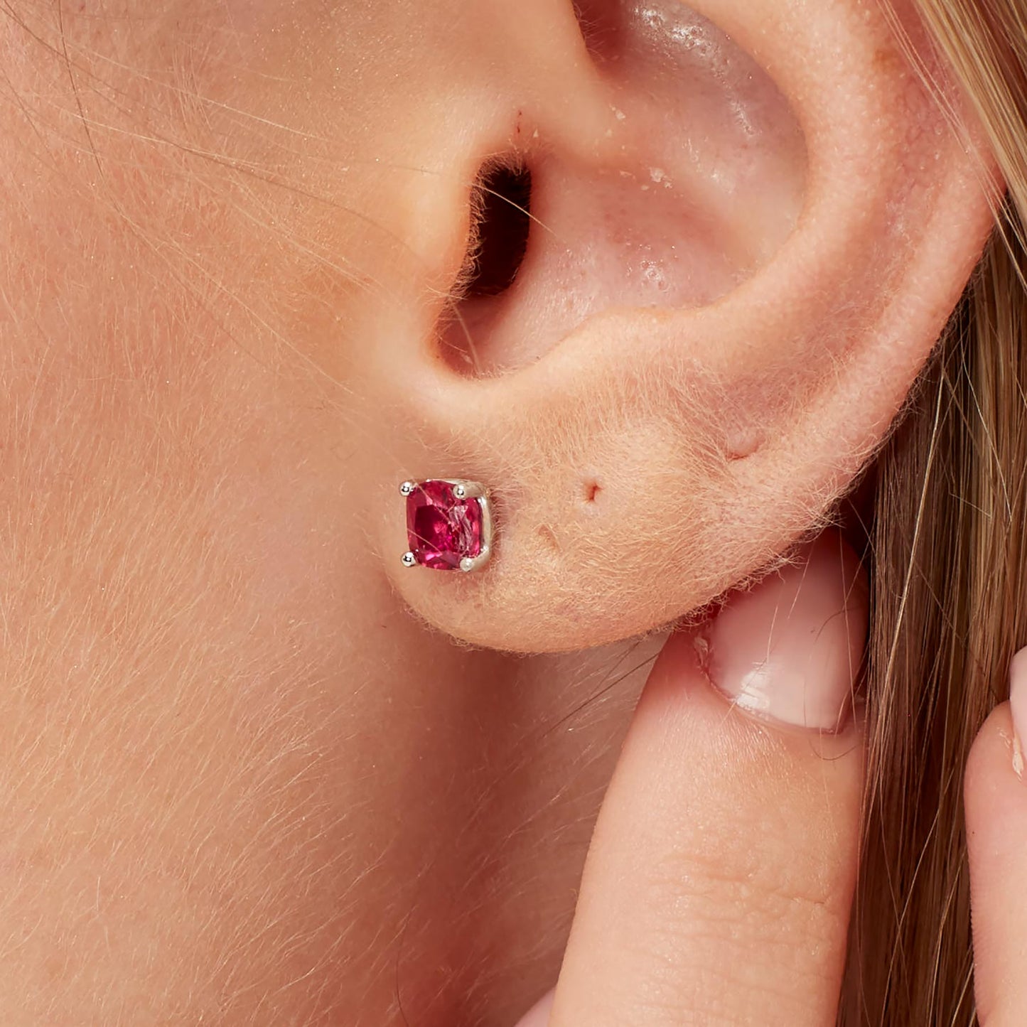 Monorecchino Brosway Passion Ruby In Argento Con Zircone Fucsia