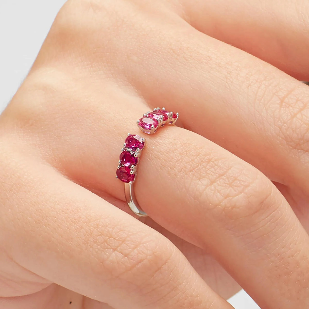 Anello Brosway Passion Ruby In Argento Aperto Al Centro Con Zirconi Fucsia Ovali