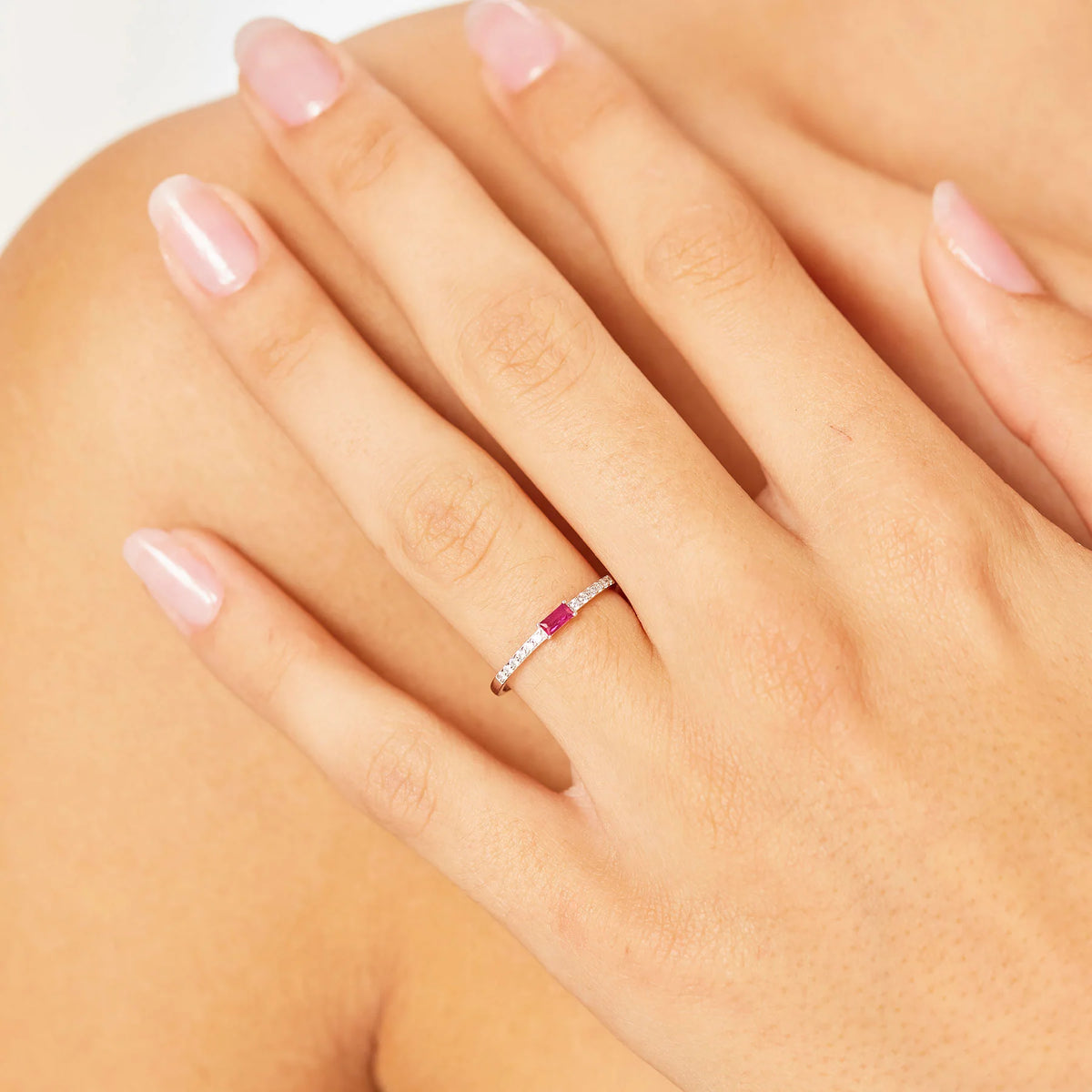 Anello Brosway Fancy Passion Ruby Argento Con Cubic Zirconia Baguette Rossa Contornata - Misura 18