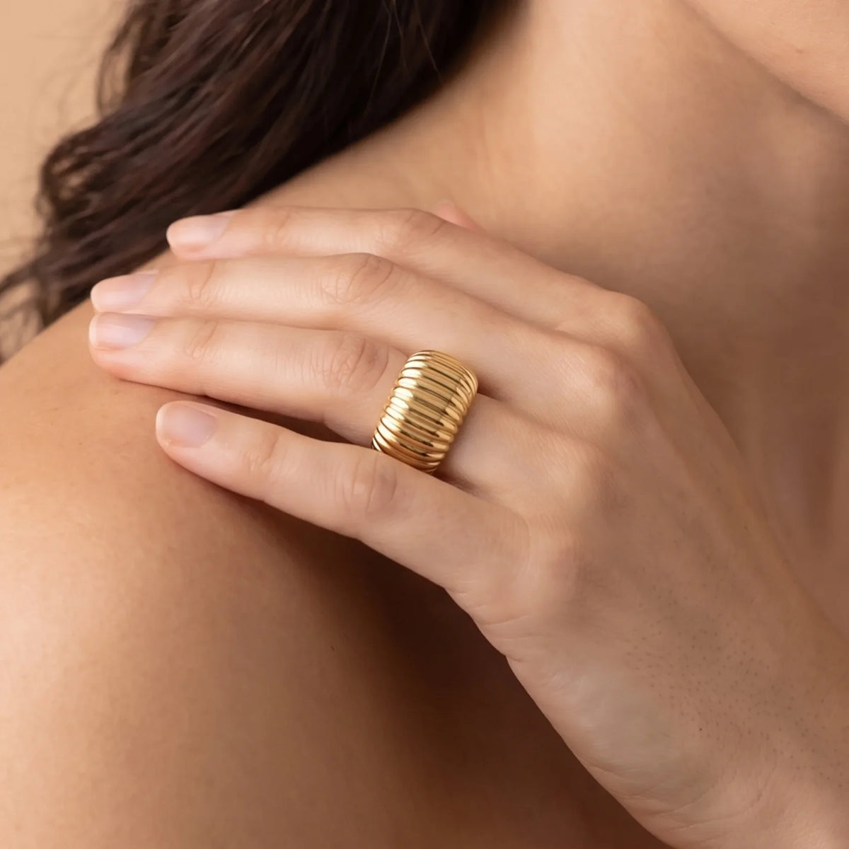 Anello a Fascia Etrusca Gioielli Lega Golden Placcata Oro Finitura Plissè - Misura 16