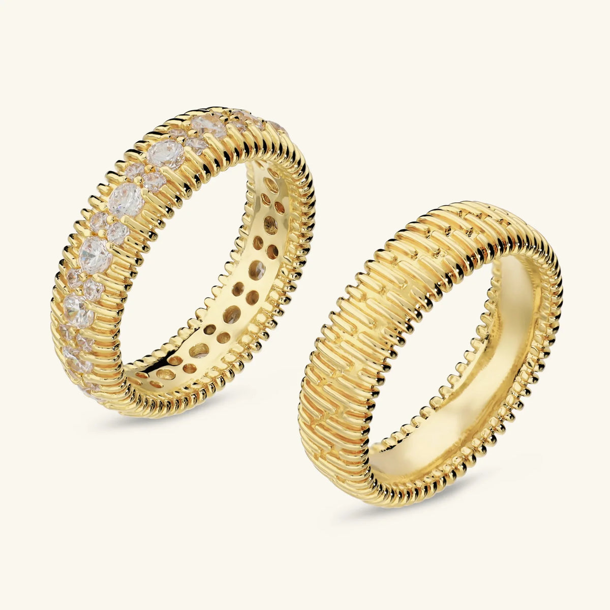 Set 2 Anelli Etrusca Gioielli Lega Golden Placcata Oro Finitura Rigata, Uno Con Cubic Zirconia - Misura 14