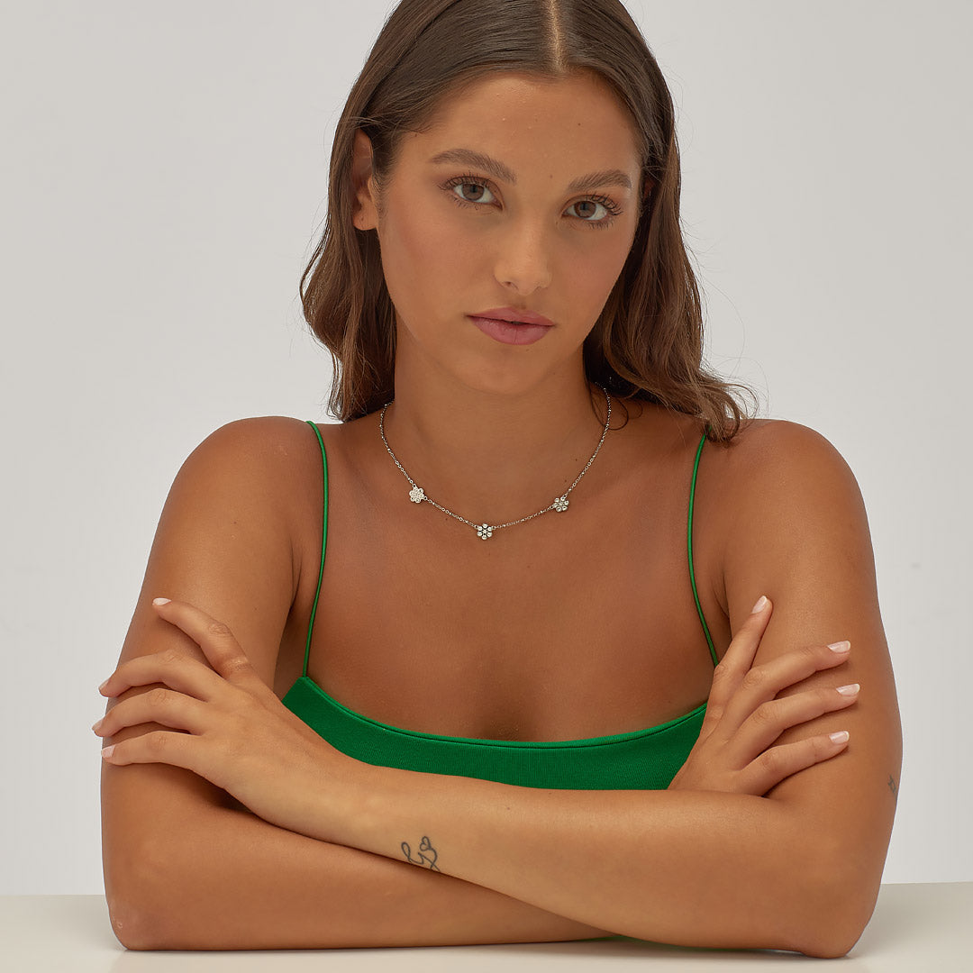 Collana Sagapò Aurora Collana In Acciaio Maglia Alternata A Pallini Con 3 Fiori Con Cristalli