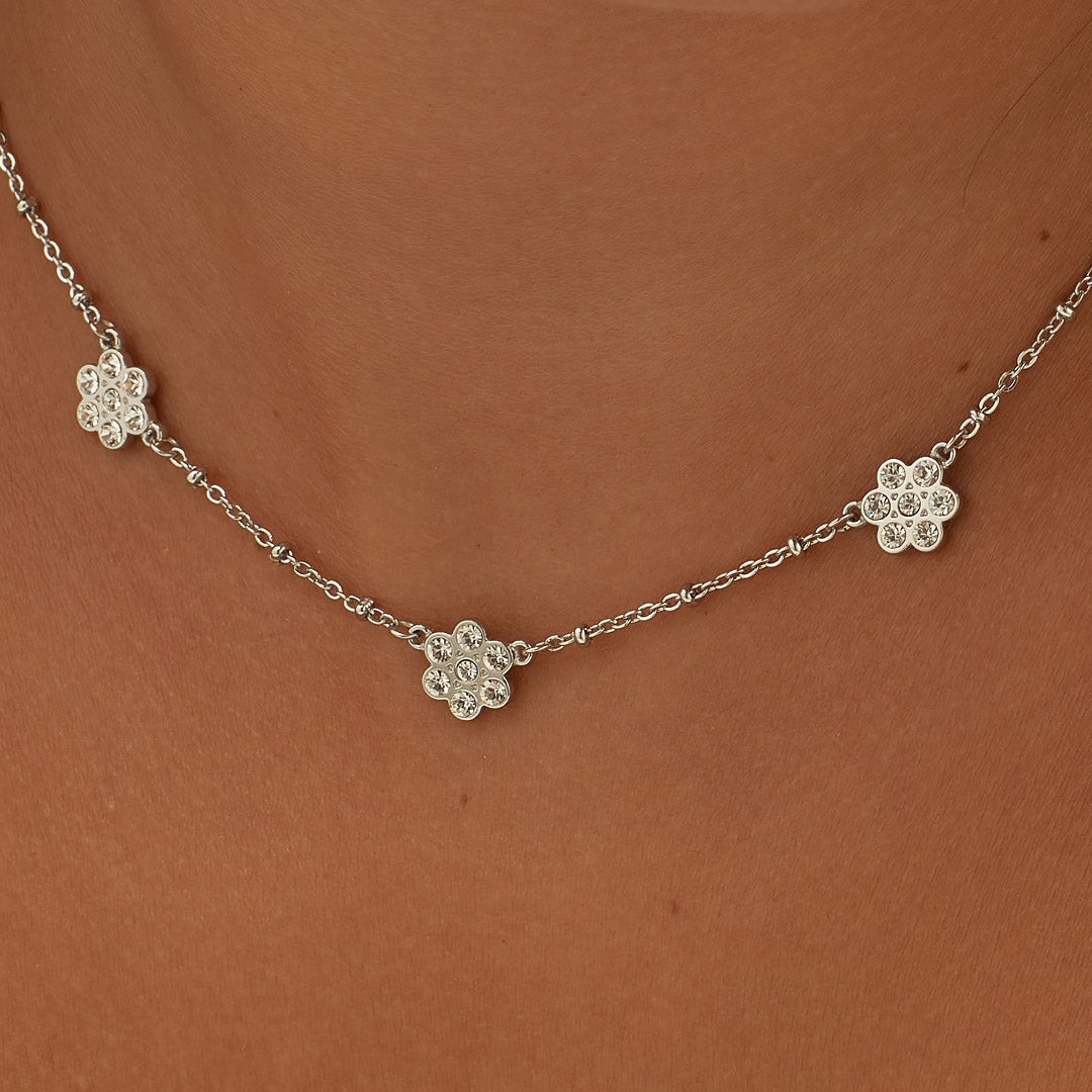 Collana Sagapò Aurora Collana In Acciaio Maglia Alternata A Pallini Con 3 Fiori Con Cristalli