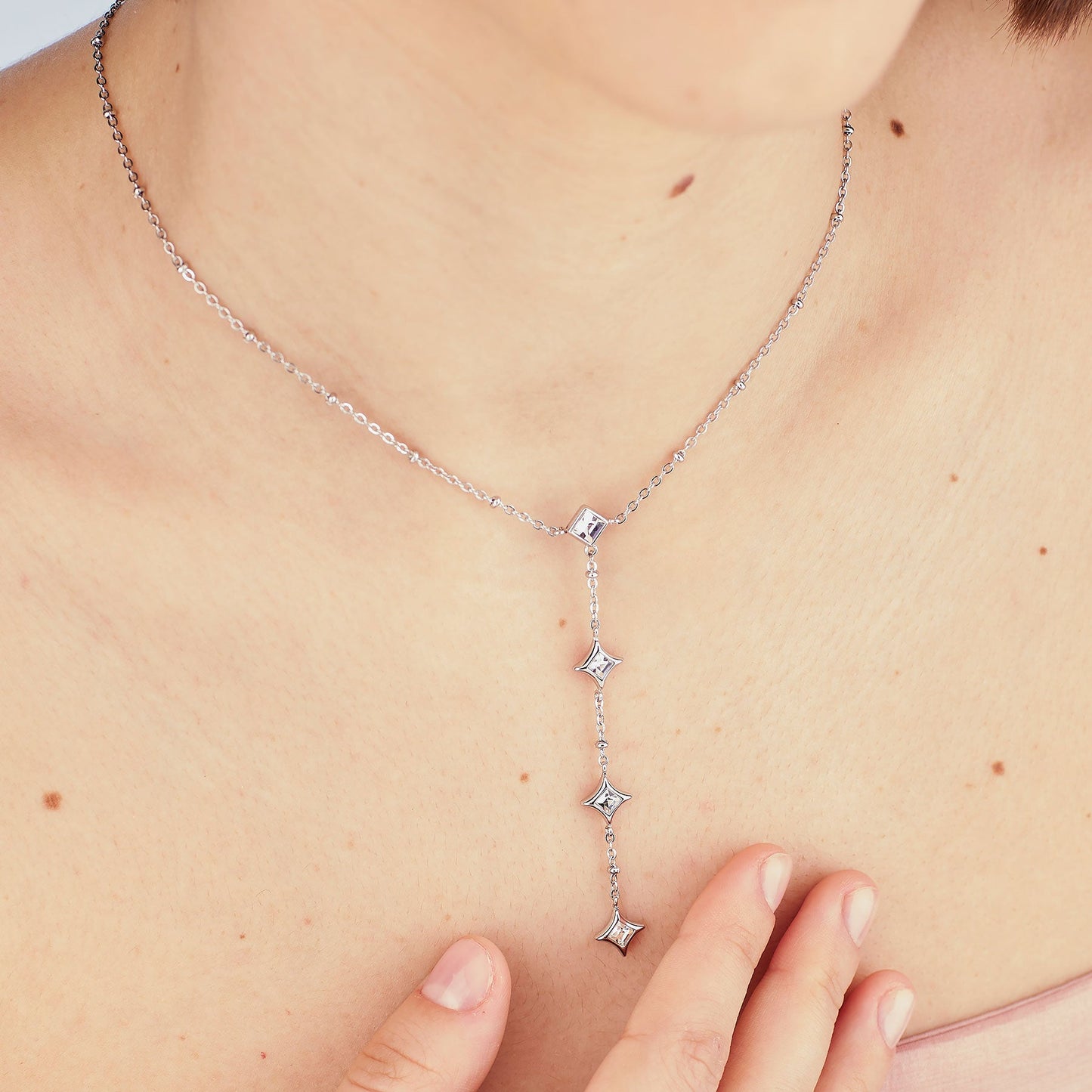 Collana Sagapò Luce Acciaio Pendente Lungo Cristalli Quadrati Taglio Rombo