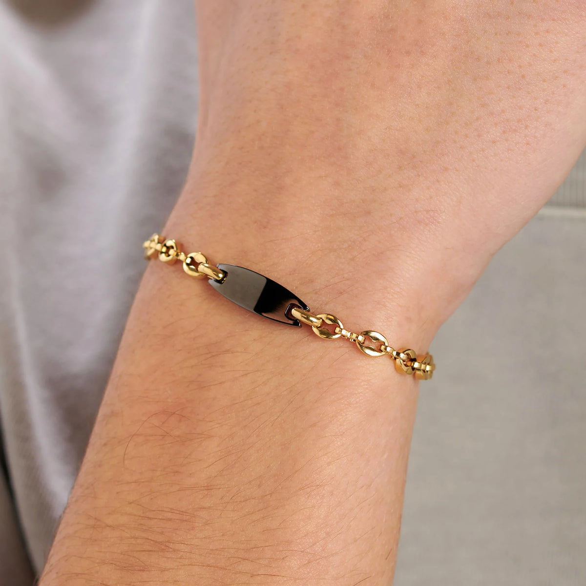 Bracciale Uomo Sagapò Titan Pvd Oro Catena Maglia Marinara Piastrina Centrale Nero