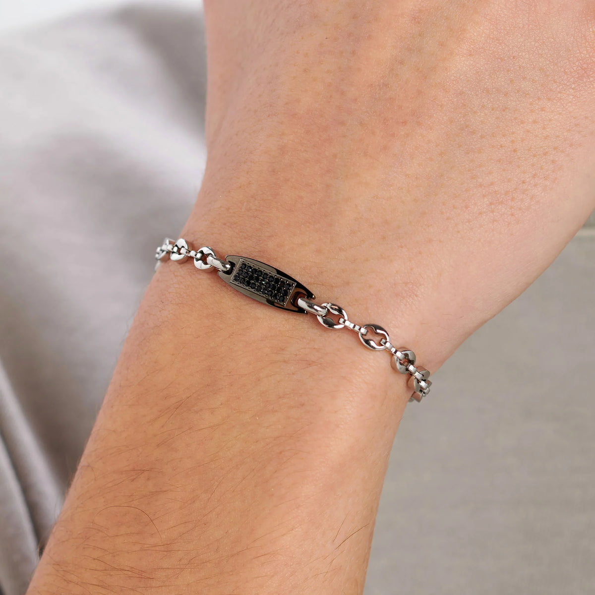 Bracciale Uomo Sagapò Titan Acciaio Catena Maglia Marinara Piastrina Centrale Pvd Nero e Cristalli Neri