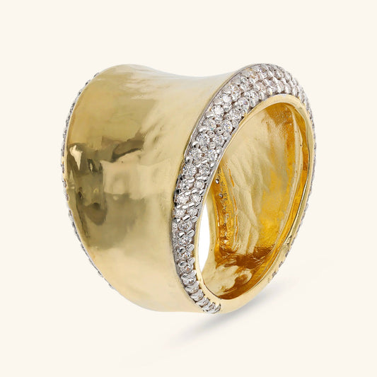 Anello a Fascia Etrusca Martellato con Pavé in Cubic Zirconia Lega Golden Placcata Oro 18 kt - Misura 18
