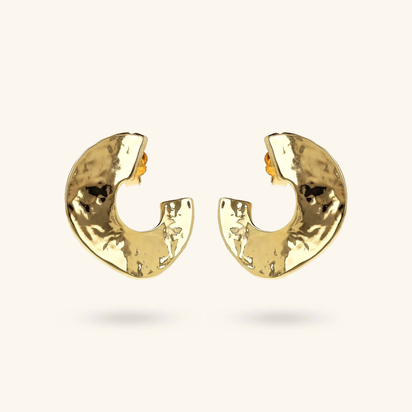 Orecchini a Lobo Etrusca Martellati Design Semi-Cerchio Lega Golden Placcata Oro 18 kt