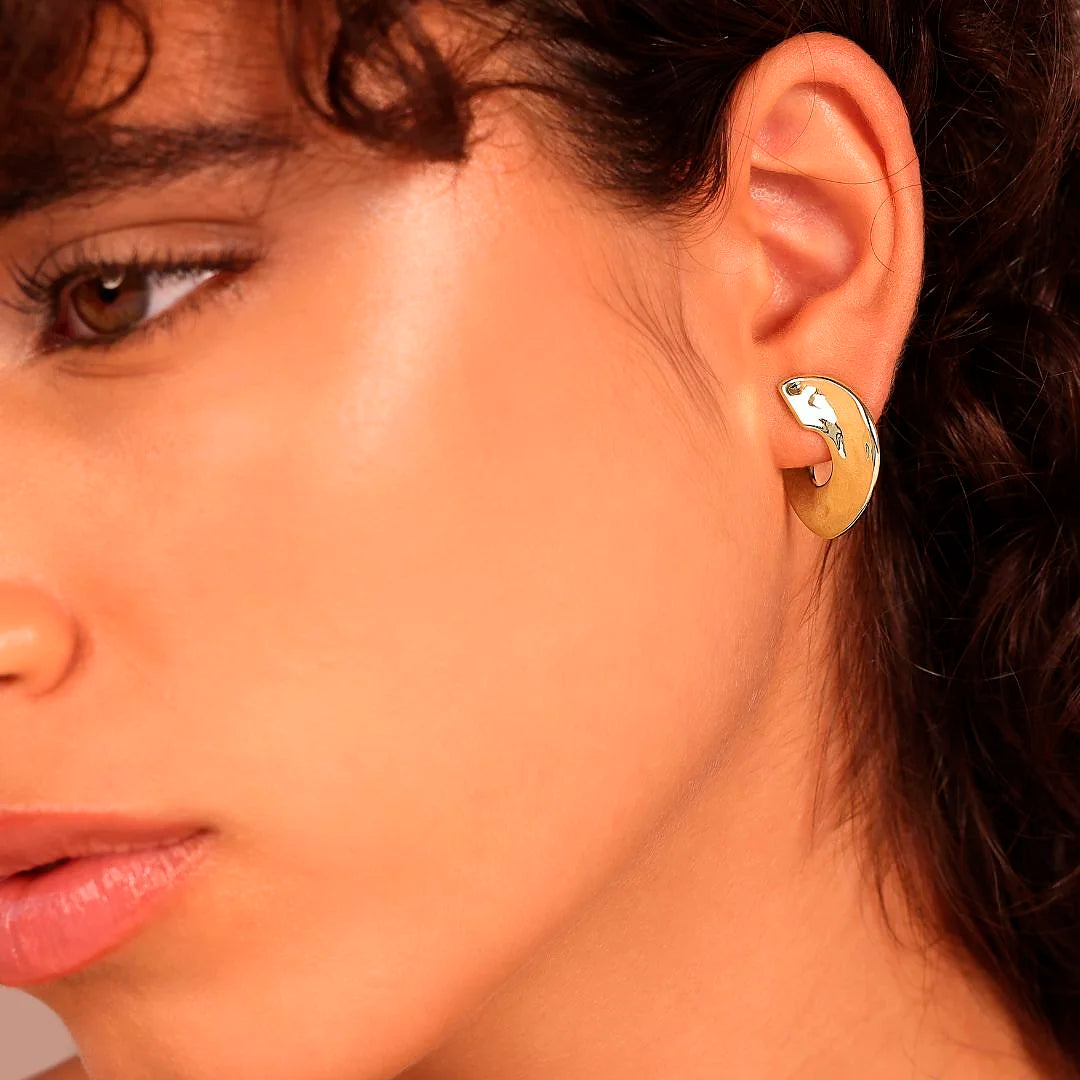 Orecchini a Lobo Etrusca Martellati Design Semi-Cerchio Lega Golden Placcata Oro 18 kt