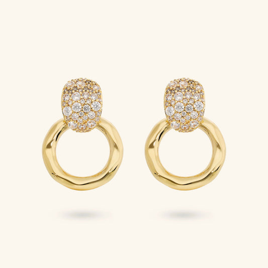 Orecchini Pendenti Etrusca ad Anello Martellati con Pavé di Cubic Zirconia Lega Golden Placcata Oro 18 kt