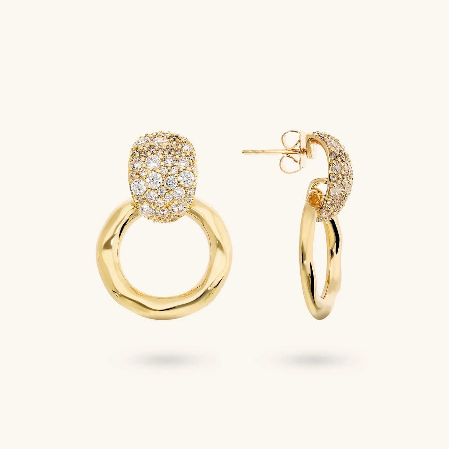 Orecchini Pendenti Etrusca ad Anello Martellati con Pavé di Cubic Zirconia Lega Golden Placcata Oro 18 kt