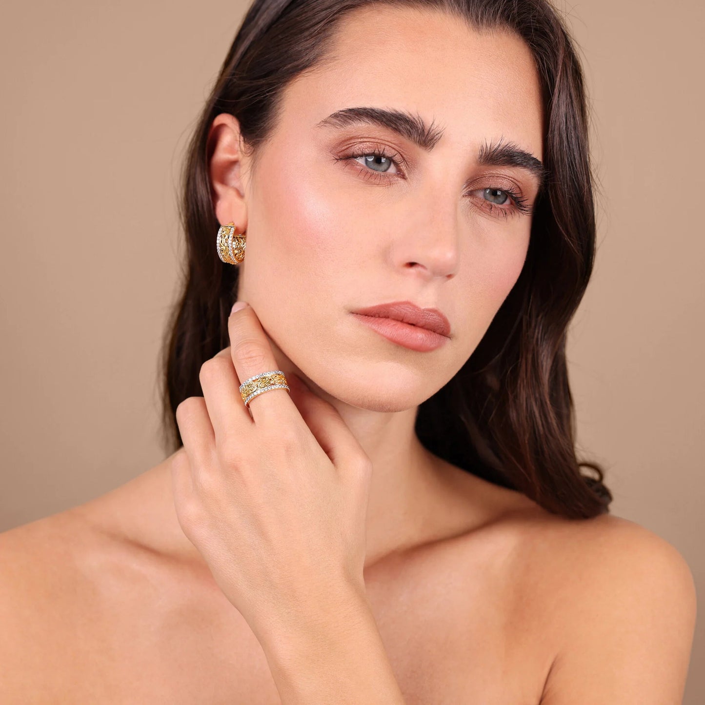 Anello a Fascia Etrusca Catena Bizantina con Pavé di Cubic Zirconia Lega Golden Placcata Oro 18 kt - Misura 14