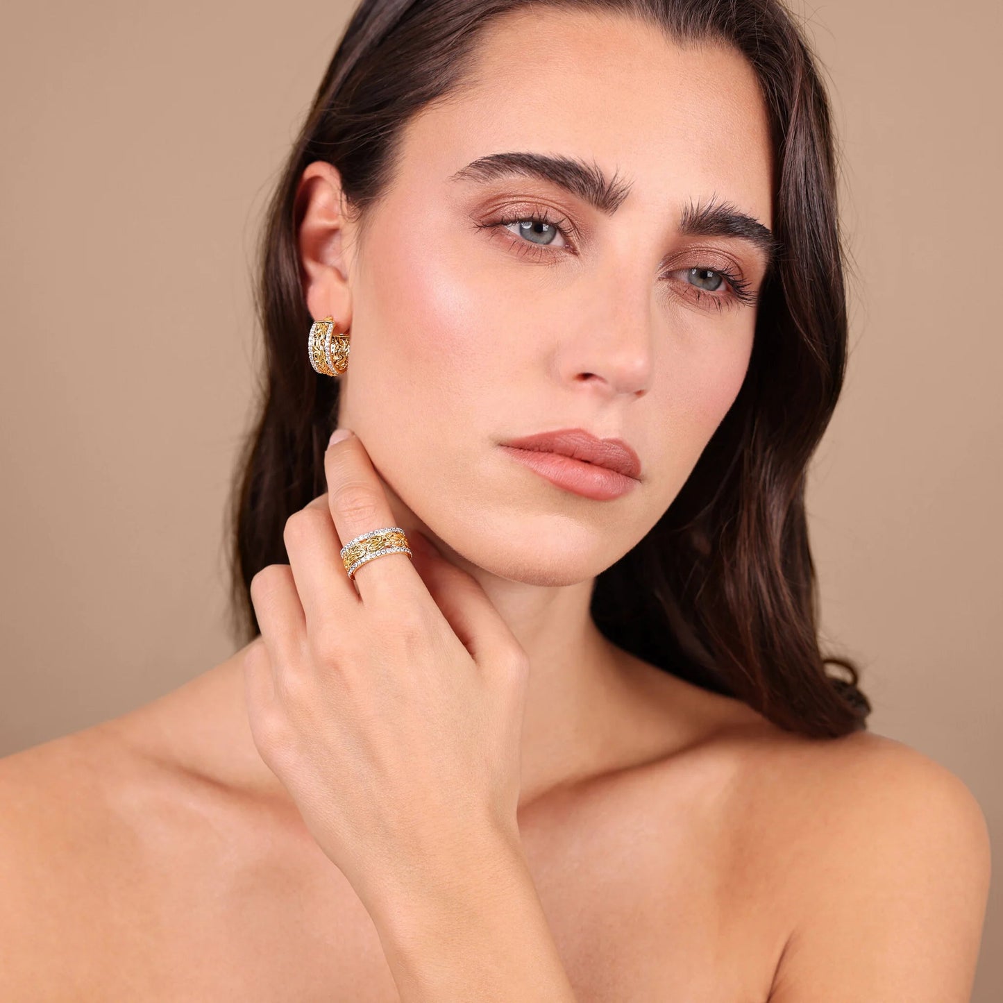 Orecchini a Cerchio Etrusca Catena Bizantina con Pavé di Cubic Zirconia Lega Golden Placcata Oro 18 kt