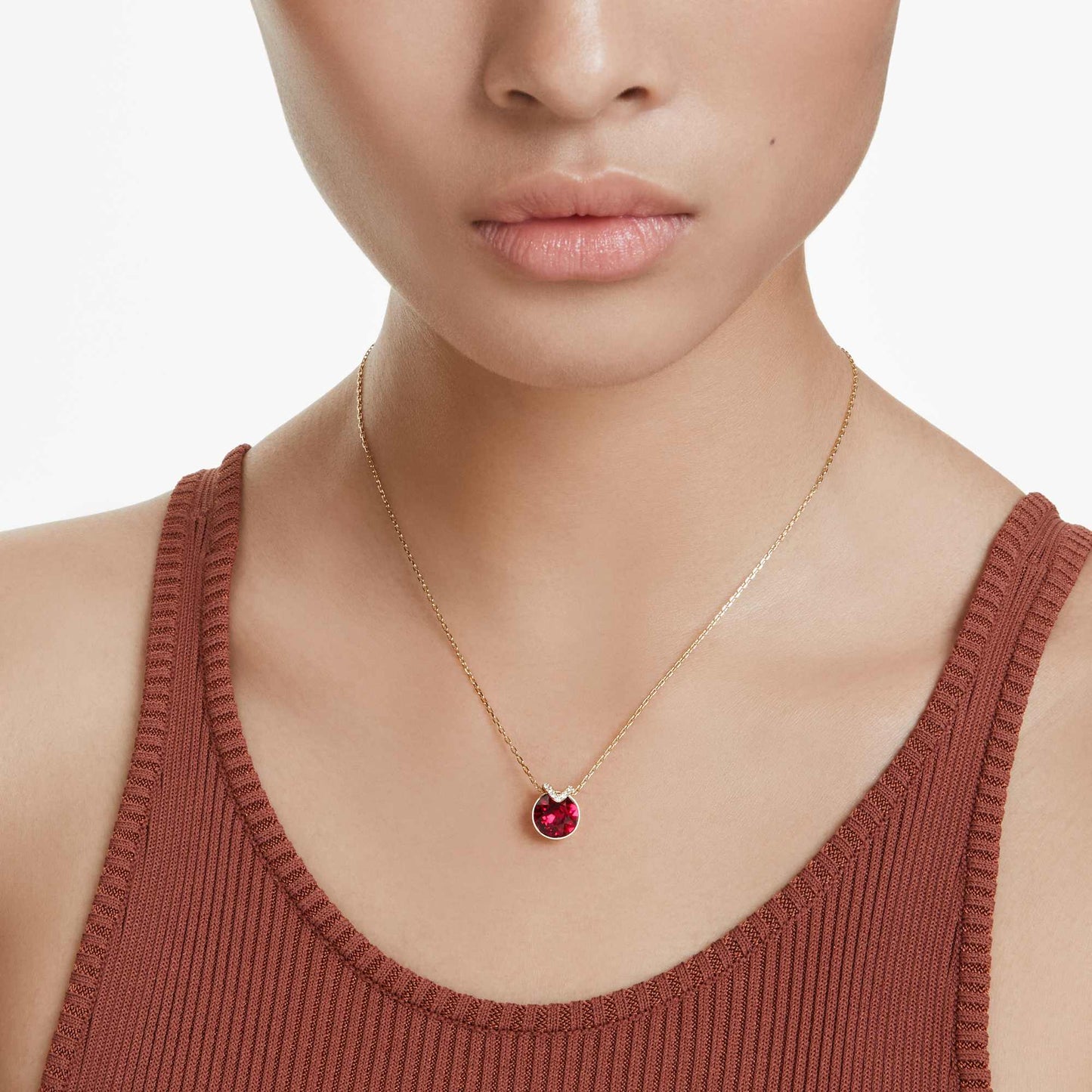 Collana Swarovski Pendente Bella V Taglio Round, Rosso, Placcato color oro