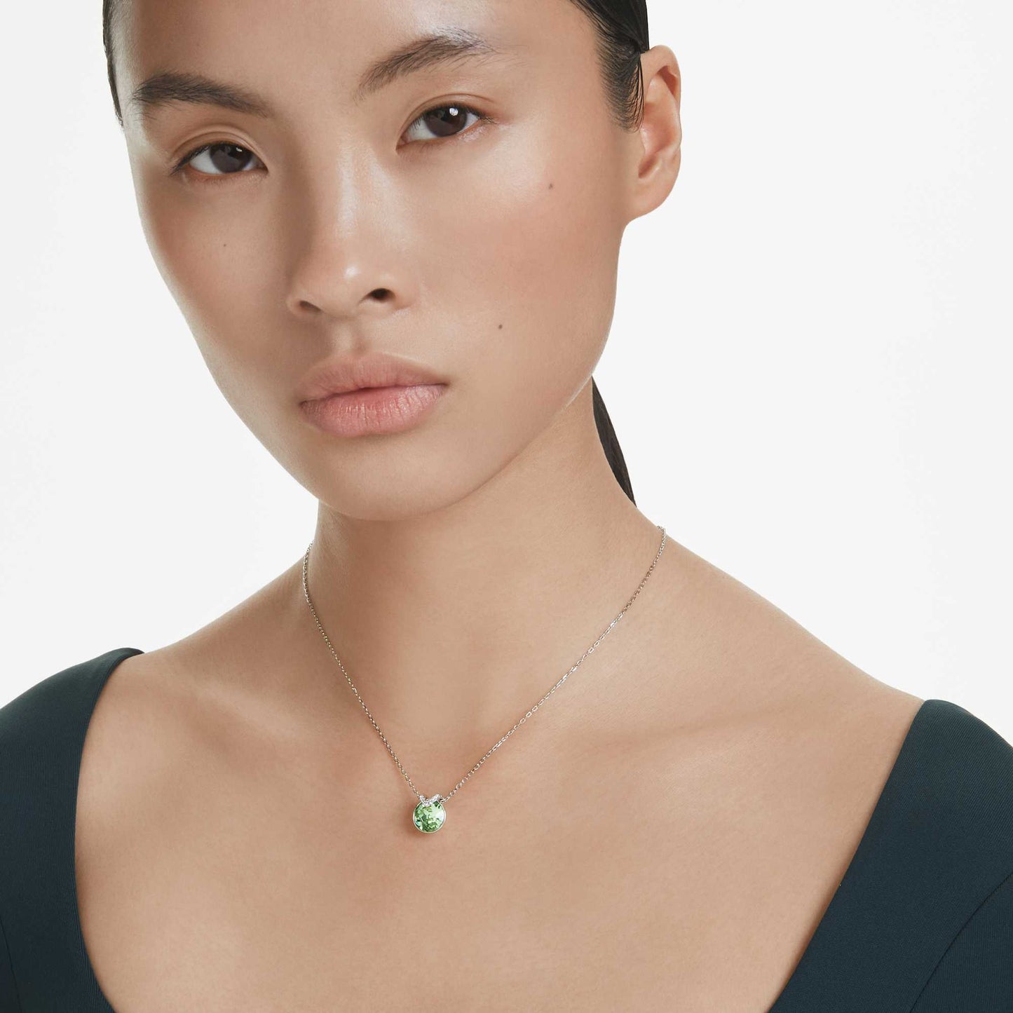 Collana Swarovski Pendente Bella V Taglio Round, Verde, Placcato rodio